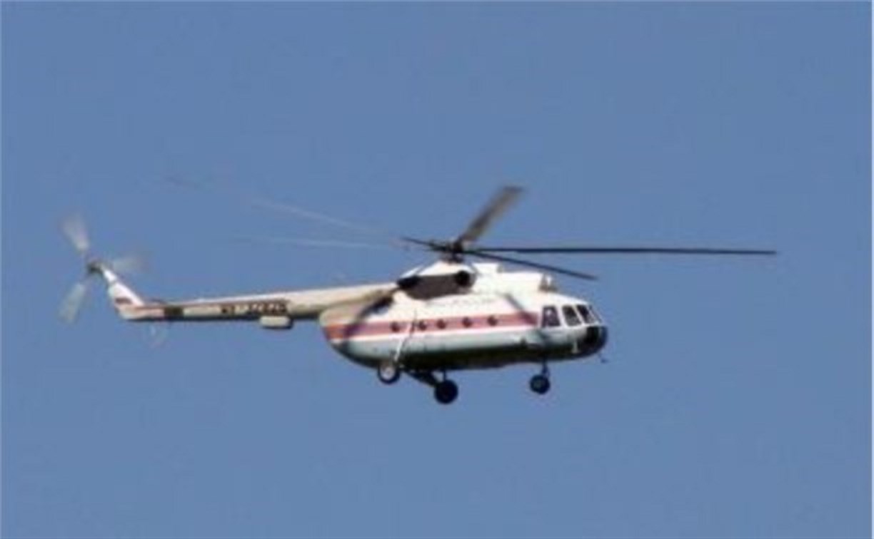 На поиски пропавших в Корсаковском районе рыбаков вылетел вертолет МЧС