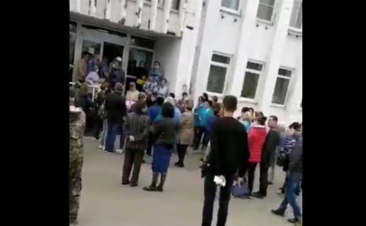 Жители Шахтёрска оцепили вход в здание администрации сельсовета