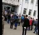 Жители Шахтёрска оцепили вход в здание администрации сельсовета