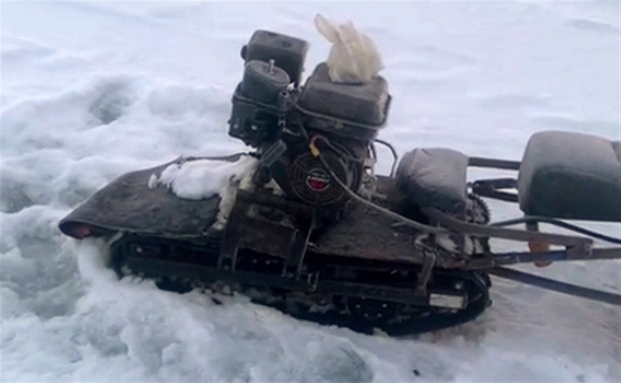 "Кто потерял?": сахалинские рыбаки нашли два снегохода