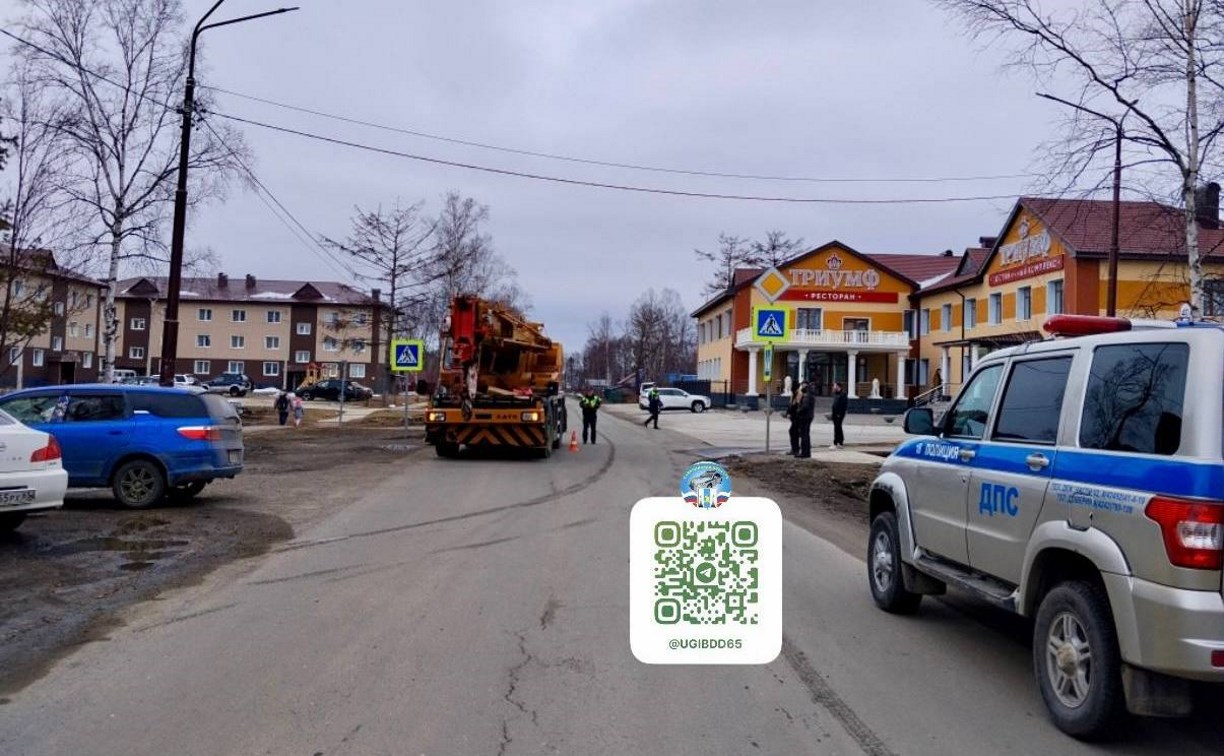 Самоходный кран сбил пенсионерку на пешеходном переходе в Смирных