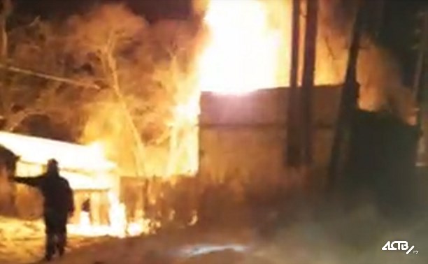 Электроподстанция полыхает в Соколе