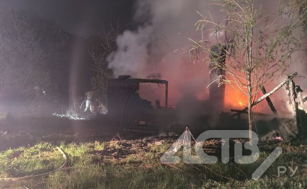 "Воду качали из реки": три пожарных расчёта тушили дом в Холмском районе