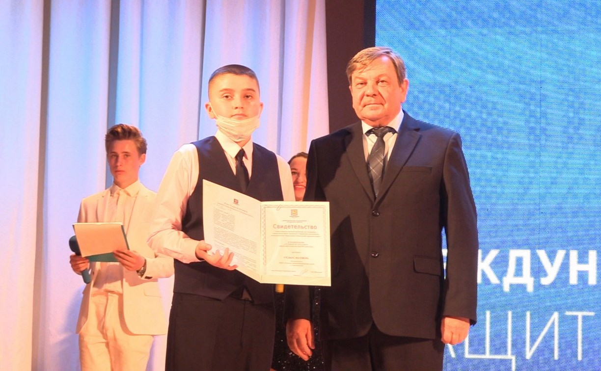 Стипендии и премии мэра вручили жителям Невельского района
