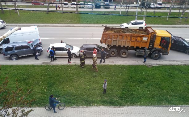 Сдающий задним ходом самосвал помял несколько иномарок в Южно-Сахалинске