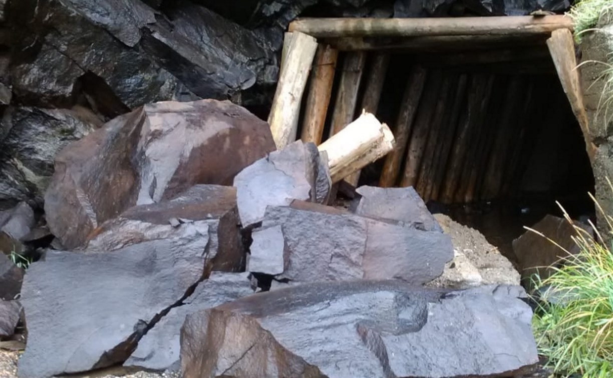 Южный вход в тоннель на мысе Жонкиер завалило камнями