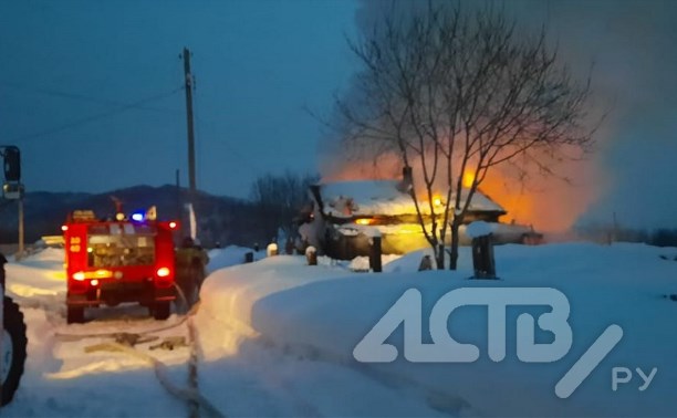 Частный дом сгорел на юге Сахалина - погрузчик помогал пожарным добираться до места происшествия