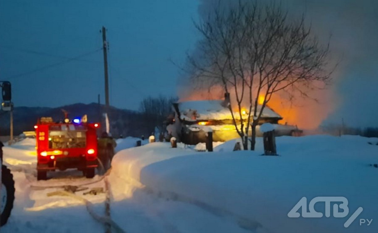 Частный дом сгорел на юге Сахалина - погрузчик помогал пожарным добираться до места происшествия