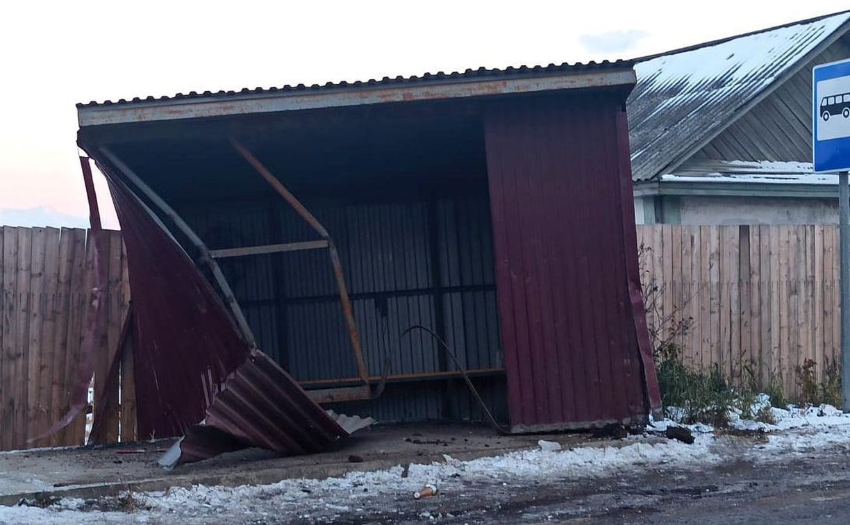 "Ударные" выходные в Углегорском районе: автомобилисты повредили остановку, столб и ограждение