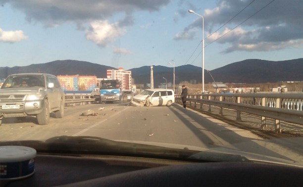 Грузовик и Toyota Probox столкнулись в Южно-Сахалинске