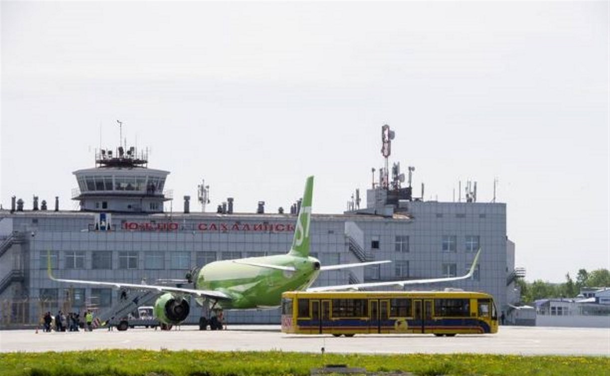 В сахалинском аэропорту семью сняли с рейса за опоздание, несмотря на электронную регистрацию