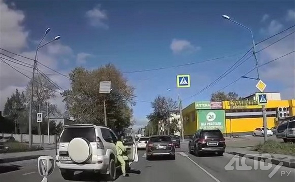 Девушка на внедорожнике выехала на встречную полосу в Южно-Сахалинске и попала в ДТП