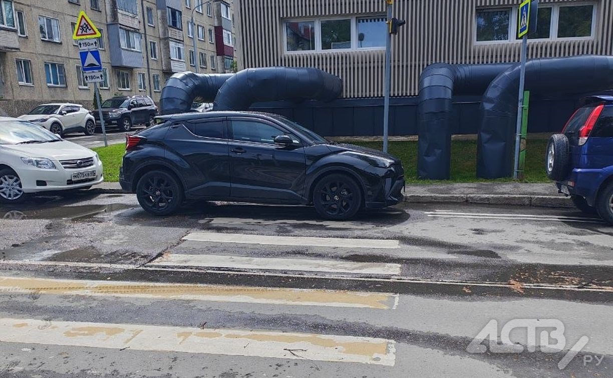 Автохам захватил "зебру" в Южно-Сахалинске