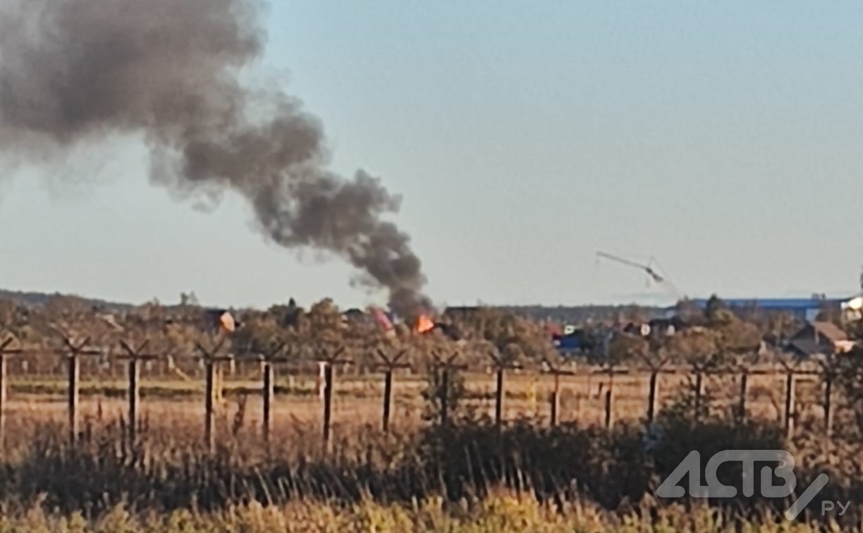 Пожар недалеко от взлётной полосы аэропорта заметили в Южно-Сахалинске