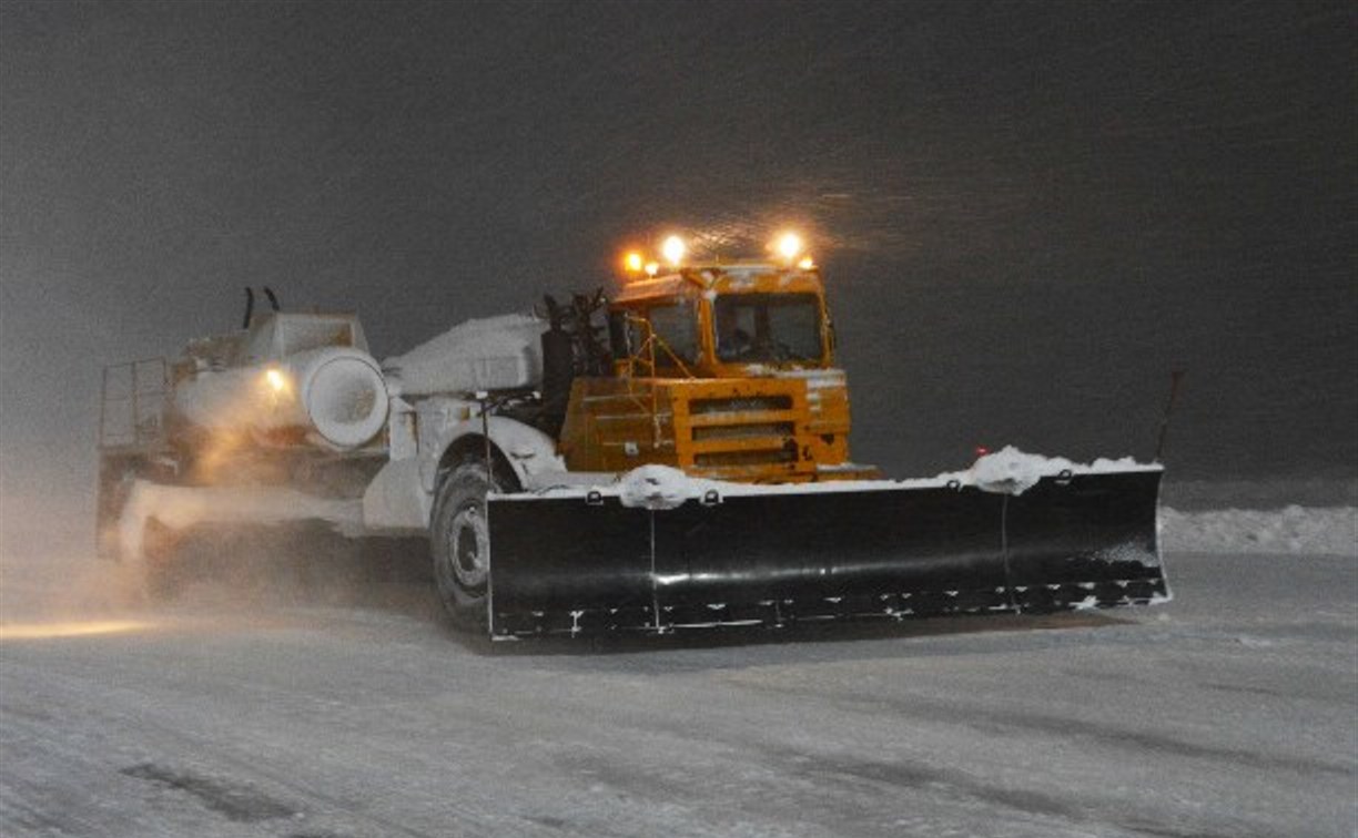 Около 150 единиц спецтехники расчищают Южно-Сахалинск от снега