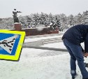 Внедорожник сбил знак пешеходного перехода в Южно-Сахалинске