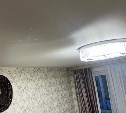 Многоэтажку в Южно-Сахалинске топит второй день: жильцы не дождались помощи и сами пошли на чердак