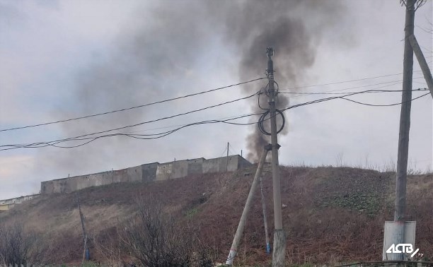 Гараж загорелся в Холмске на улице Матросова