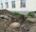 Прорвавшаяся канализация выгнала из квартир жильцов четырехэтажного дома в Южно-Сахалинске (ФОТО)