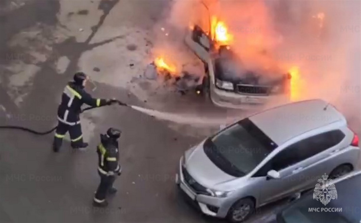 Автомобиль загорелся у дома на улице Поповича в Южно-Сахалинске