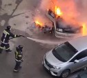Автомобиль загорелся у дома на улице Поповича в Южно-Сахалинске