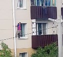 Житель Долинска вылез из окна многоэтажки и оторвал водосток