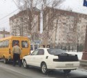 Toyota Chaser врезалась в маршрутку в Южно-Сахалинске