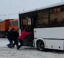 В Южно-Сахалинске пятеро крепких мужчин вытолкали пассажирский автобус из снежной каши