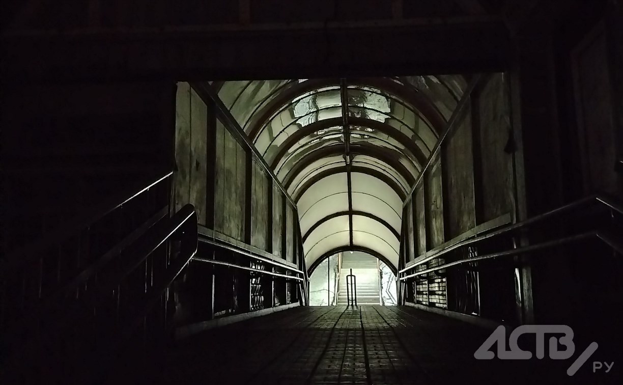 Виадук в Холмске погрузился во тьму: жители опасаются за безопасность