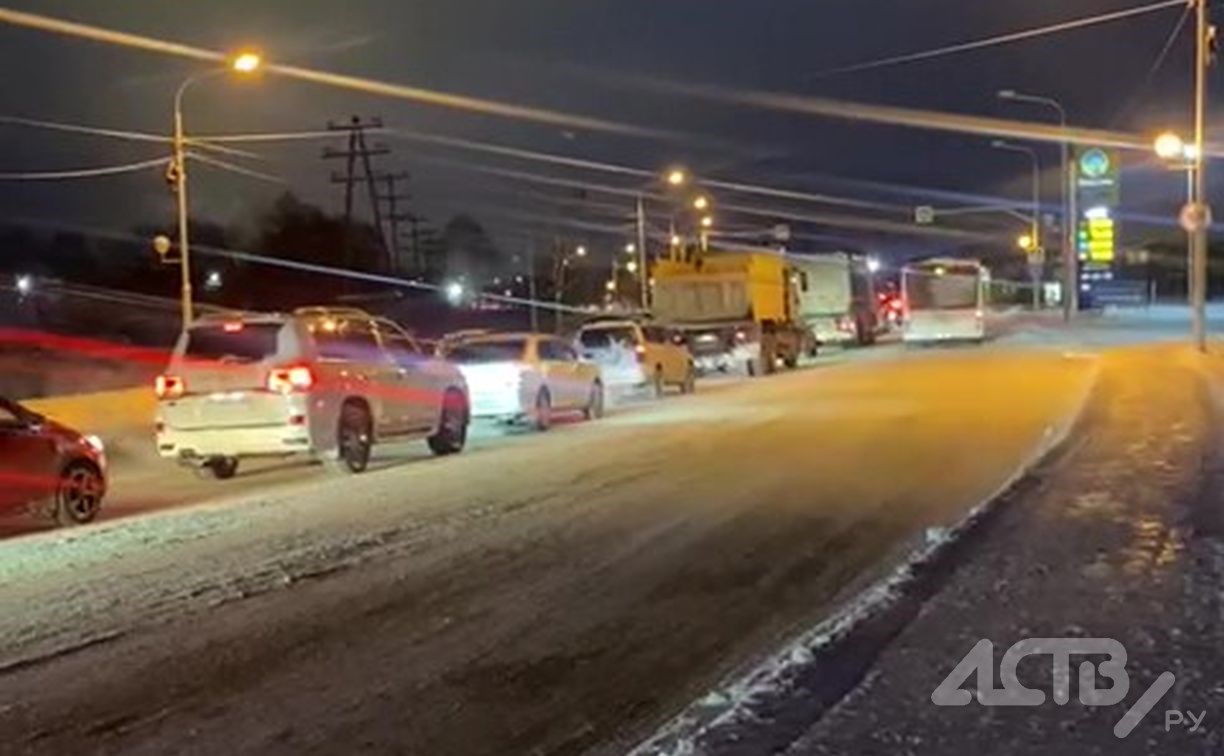 "Светофоры через каждые два метра": автомобилисты застряли в пробке в Ново-Александровске