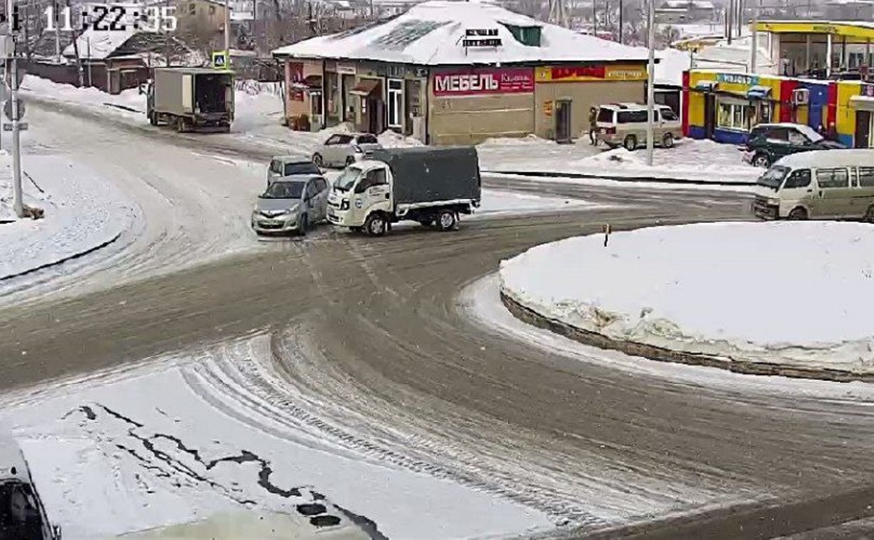 Странное ДТП на "кольце": водитель грузовика в Южно-Сахалинске врезался в стоящий автомобиль