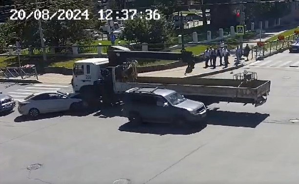 Появилось видео момента ДТП в котором столкнулись спецтехника и легковушка в Южно-Сахалинске