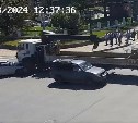 Появилось видео момента ДТП в котором столкнулись спецтехника и легковушка в Южно-Сахалинске
