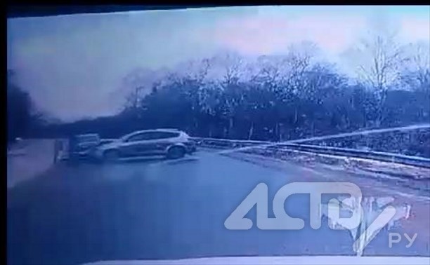Автомобили столкнулись на скользкой дороге в пригороде Южно-Сахалинска