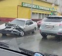 "Взял на таран": на ул. Железнодорожной в Южно-Сахалинске жёстко столкнулись седан и внедорожник 
