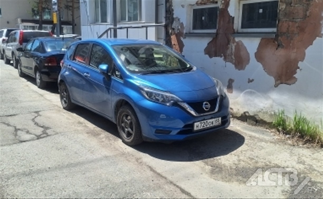 Неизвестный столкнулся с Nissan Note и скрылся с места ДТП в Южно-Сахалинске