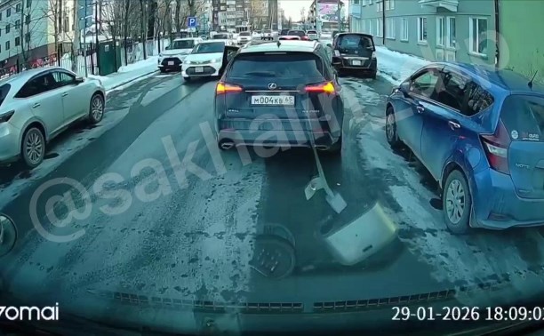 Соцсети: пешеход жёстко врезался в иномарку, перебегая дорогу в Южно-Сахалинске