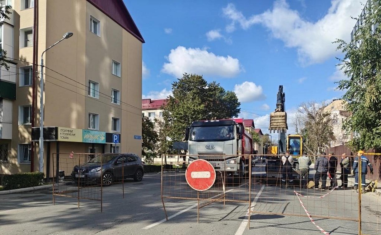 Водителей Южно-Сахалинска просят изменить маршруты: ремонт на Поповича продлен