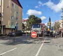 Водителей Южно-Сахалинска просят изменить маршруты: ремонт на Поповича продлен