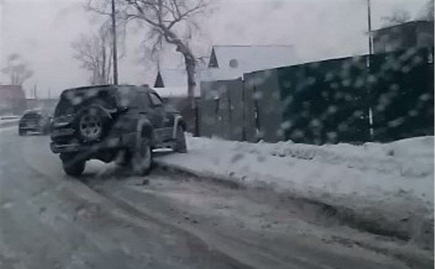 Водитель внедорожника создал аварийную ситуацию на дороге в Южно-Сахалинске
