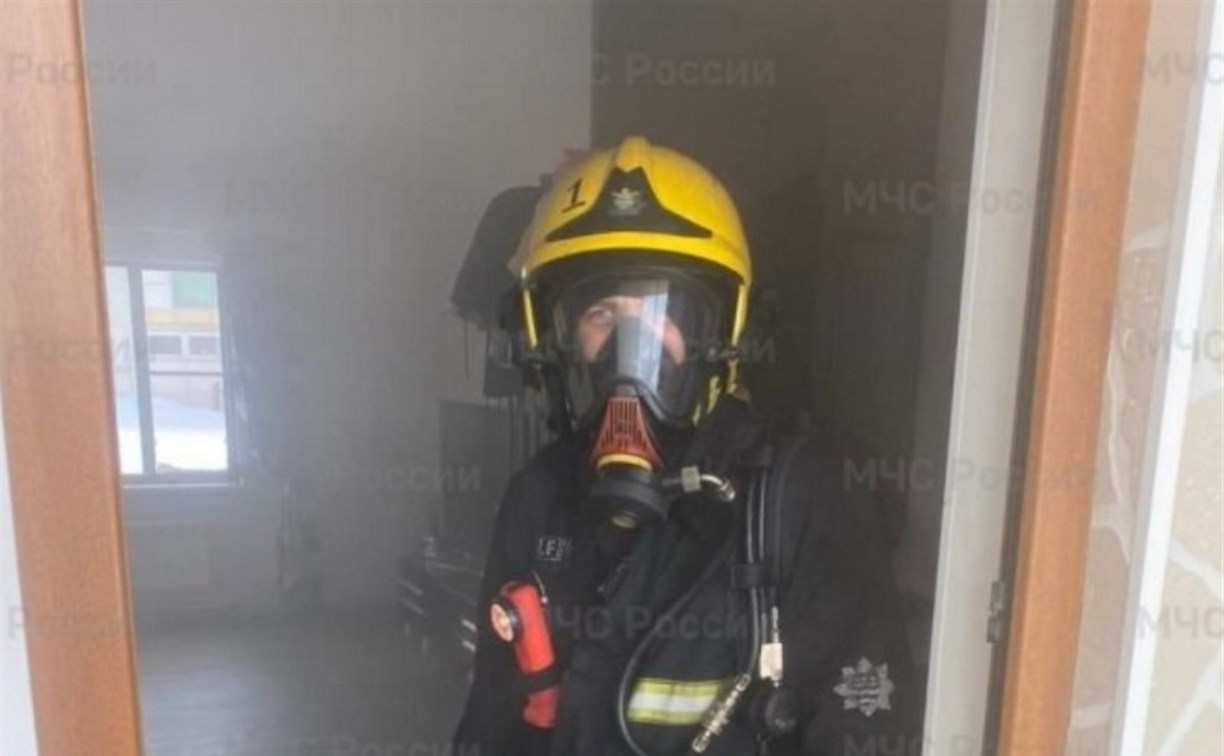 В Холмске спасатели эвакуировали 15 человек из дома, где разгорелся пожар