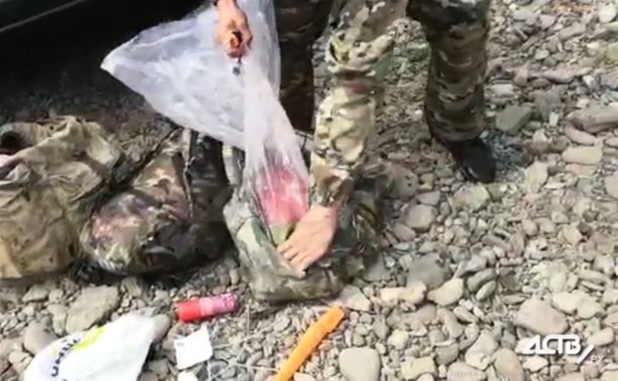 В соцсетях появилось видео сахалинских браконьеров с 120 литрами редкой икры