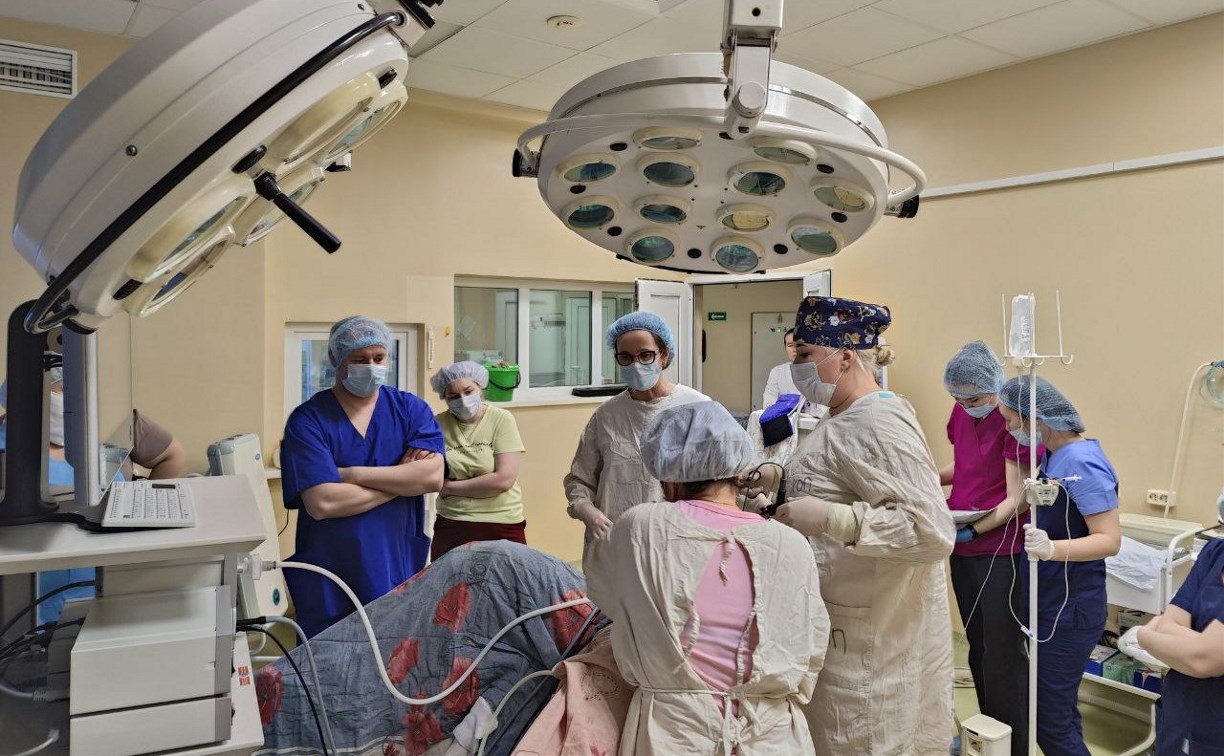 Врачи под руководством главного хирурга ДФО оперируют пациентов в Охе