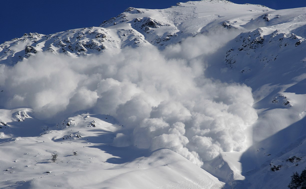 Специалисты сообщили, на какие дороги Сахалина 12 января могут сойти лавины
