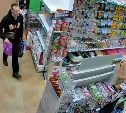 Полиция Южно-Сахалинска просит помочь установить личности подозреваемых в краже