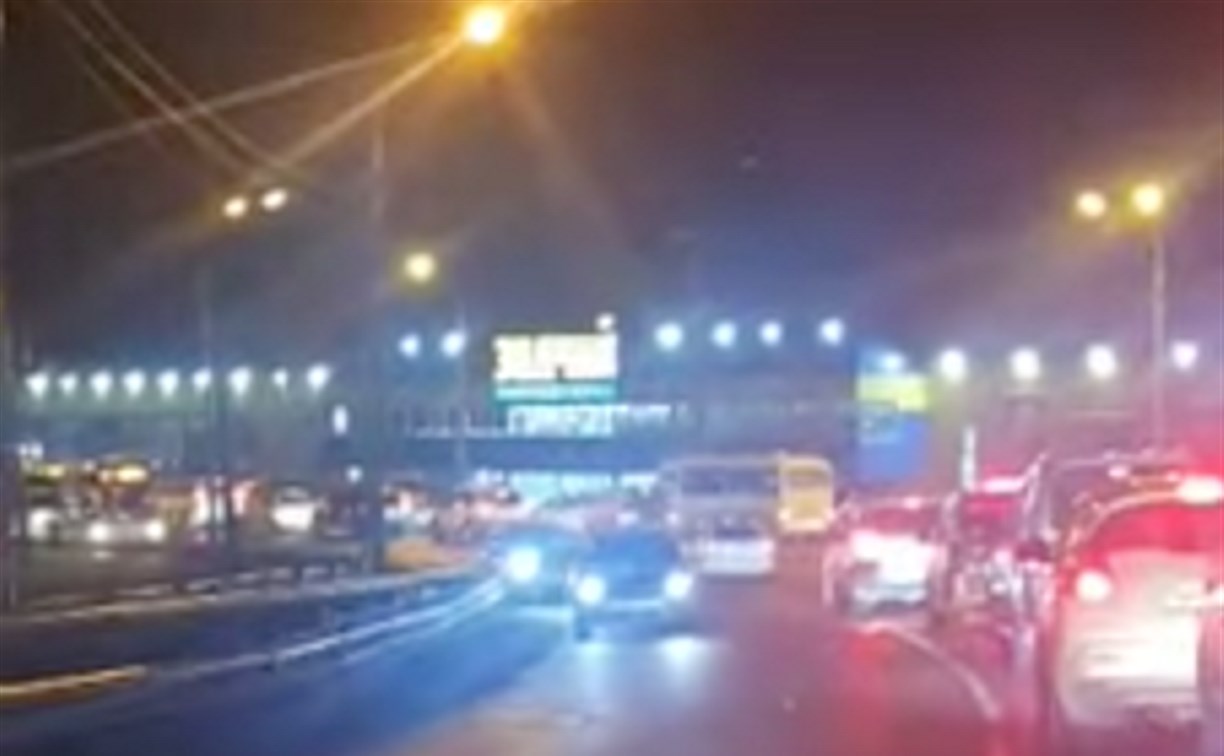 "Бросают машины, выскакивают из такси": сахалинцы ринулись за скидками в крупный ТЦ