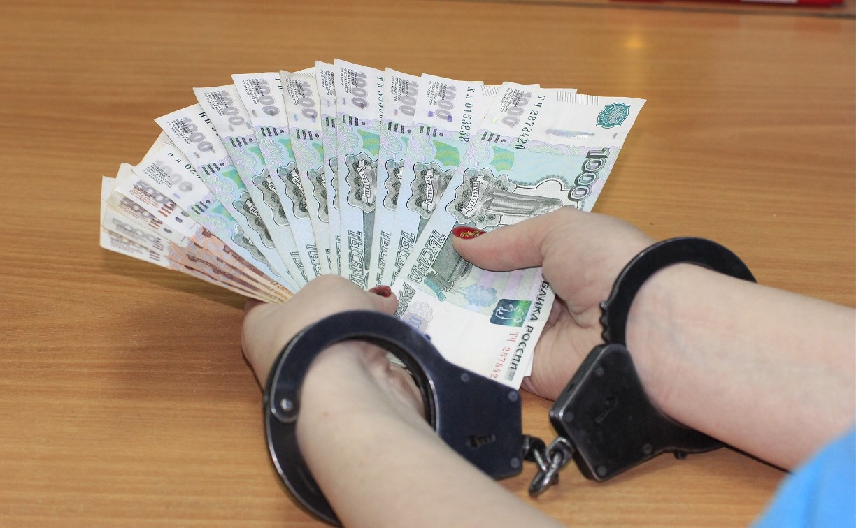 Сотрудник лесничества на Сахалине получил взятку в 100 тысяч рублей за "слепое" подписание акта