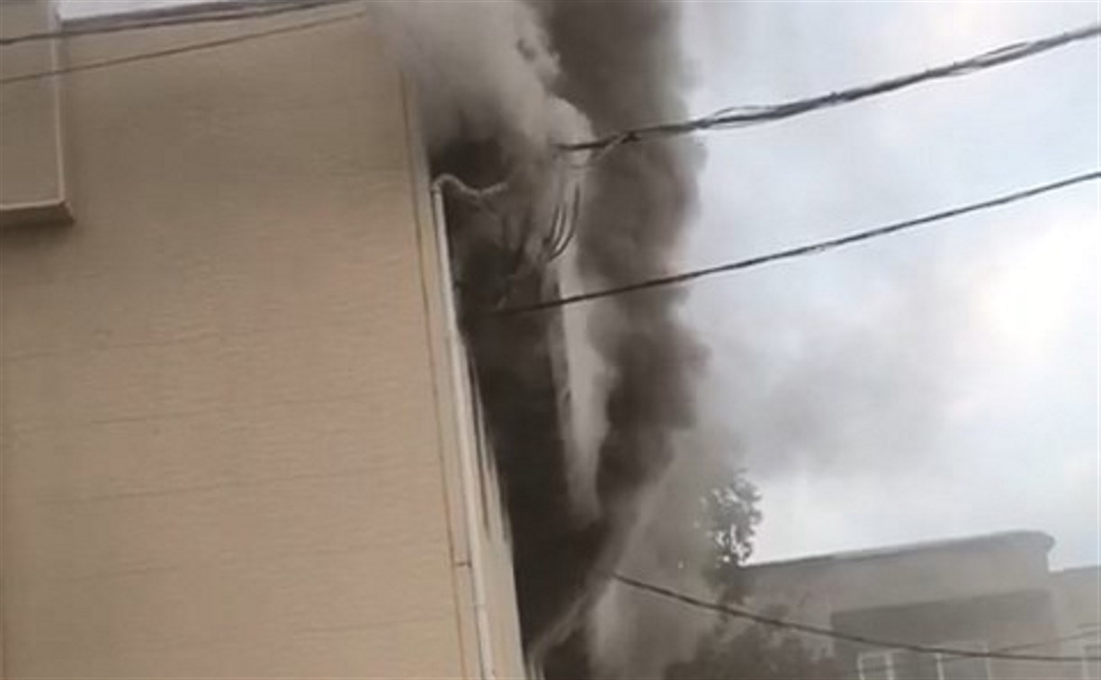 Электрощит загорелся в магазине в Корсакове