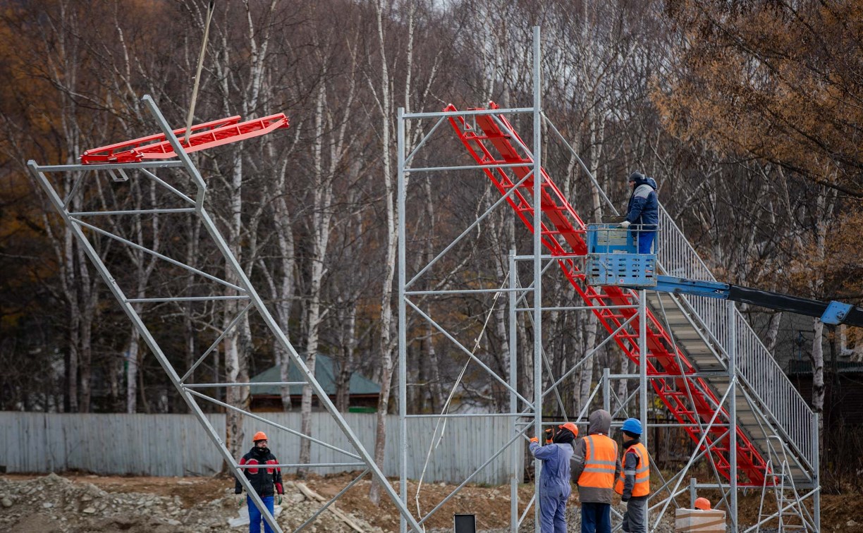 «Циклон» монтируют в городском парке Южно-Сахалинска