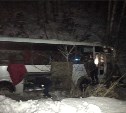 Несколько человек пострадали в вылетевшем в кювет автобусе на Сахалине